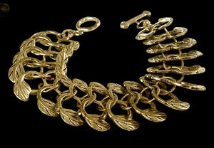 Vintage goldfarbenes Statement Armband ~ Blattmotiv - Bild 1 von 4