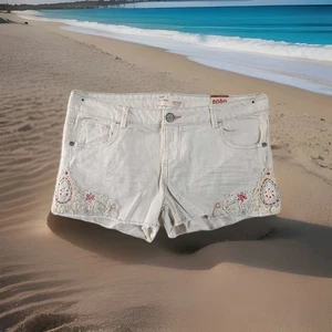No Boundaries Size 15 Juniors Jean Flowers Embroidered 2.5 Short Ivory K0725 - Picture 1 of 11