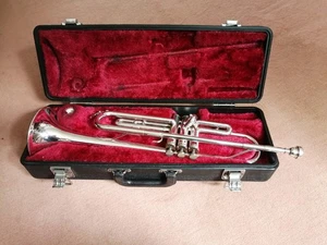 YAMAHA T100S TRUMPET FULLY FUNCTIONAL FOR BEGINNERS WITH CASE AND MOUTHPIECE - Picture 1 of 21