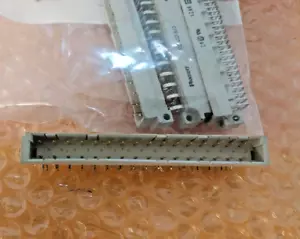 1pcs Panduit 100-032-033 Connector, DIN. Male 32 Pin. - Imagen 1 de 2