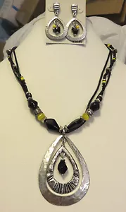 JUEGO DE COLLAR/PENDIENTES DE ARO DOBLE LÁGRIMA LAURA ASHLEY NUEVO CON ETIQUETAS - Imagen 1 de 4