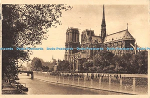 R354870 Paris En Flanant 7 Notre Dame and Archeveche Square D Art Yvon 1931 - Bild 1 von 4