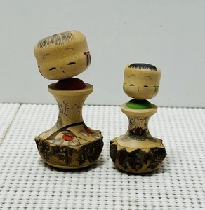 Vintage japanische Kokeshi Holzpuppe Set handgeschnitzt/bemalt 3” & 2,5” - Bild 1 von 7