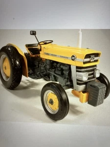Universal Hobbies - Massey Ferguson 135 Ind Tractor - 1:32 - UH2872 - New/Mint - Picture 1 of 3