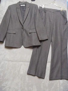 Tahari Levine Pant Suit Womens Size 10 Gray Herringbone 2-Piece Career Classy! - Picture 1 of 13