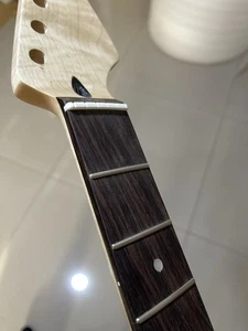 Mástil de guitarra 2 trastes llama sin pintar 1 mano izquierda, 1 agujero derecho 8 mm - Imagen 1 de 2