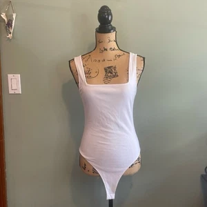 Forever 21 Damen schicker ärmellos quadratischer Ausschnitt Slim Fit Tank Body weiß Large - Bild 1 von 4