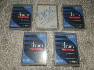 SET 5 KASSETTEN DAT IBM DDS-3 125m/12/24GB/4mm (4) + IBM REINIGUNG (1) VERSIEGELT NEU!! - Bild 1 von 2