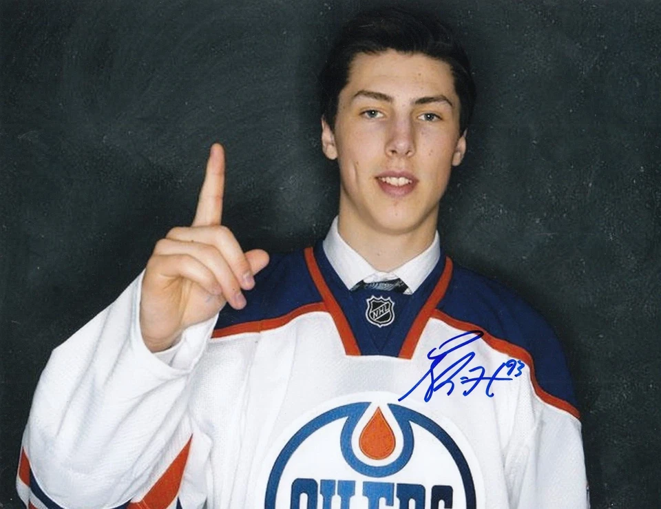 Foto autógrafa firmada por Ryan Nugent-Hopkins Edmonton Oilers Draft Day 8x10 Foto 1 de 1