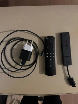 Amazon Fire TV Stick 4K (3. Gen) mit Alexa-Sprachfernbedienung (2. Gen)-Schwarz - Bild 1 von 2