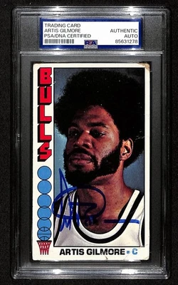 Tarjeta firmada/automática Artis Gilmore de la corte 1976-77 Topps #25 Bulls PSA/DNA 201368 Foto 1 de 2