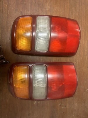 2001 Chev Suburban Tail Light Assembly Foto 1 de 4