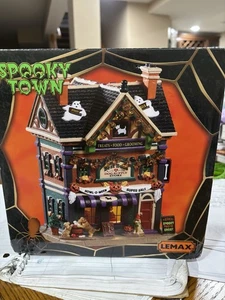 Lemax Spooky Town 2019 Best Buds Dog Supply Store #95459 beleuchtetes Gebäude - Neu in OVP - Bild 1 von 12