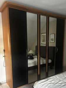 Hülsta Kleiderschrank mit zwei Falttüren mit Spiegel und einer Spiegel Drehtür - Bild 1 von 3