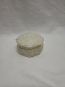 Vintage LENOX Fine China Fruits Of LIFE" Cream With Gilded Edge Trinket Box - Picture 1 of 8