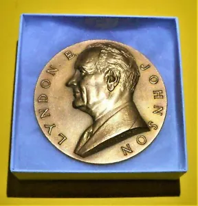 USA GROSSE BRONZE PRÄSIDENTSCHAFTSMEDAILLE LYNDON B. JOHNSON 1. TERM WEISSE BOX - Bild 1 von 4