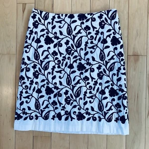 TALBOTS Embroidered Textured Skirt 10 Navy & White Floral A-line Career Office - Picture 1 of 5