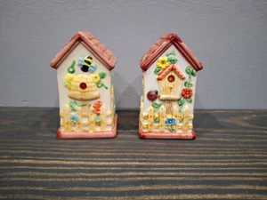 Salero y pimentero de cerámica Birdhouse & Beehouse 4 x 2 x 2 pulgadas pintado a mano - Imagen 1 de 9