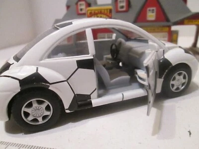 Juguetes Kinsmart Nuevo Escarabajo en Blanco con Gráficos de Balón de Fútbol Roll Back & Go Foto 1 de 4