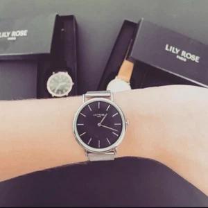 Reloj redondo Lily Rose para mujer plateado negro - Diseño moderno y elegante - Imagen 1 de 4