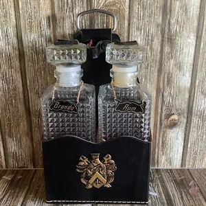 VINTAGE DECANTER SET IN LEATHER BOX - KNIGHTS CREST ARMOUR DESIGN RETRO BARWARE - Picture 1 of 11