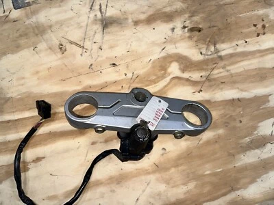 2000 DUCATI 900 SS 750 SUPERSPORT UPPER TRIPLE TREE CLAMP IGNTION AND KEY - Image 1 of 4