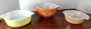 2 Vintage Late 70s Small Vintage Pyrex  Mixing Bowls and fire king small bowl - Picture 1 of 8