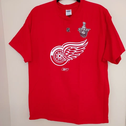 NHL Stanley Cup Champs Detroit Red Wings 2008. 2 sided graphics XL T Shirt. Mens Cover