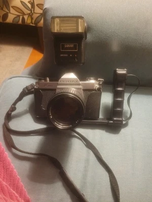 Cámara fotográfica Pentax K-1000 SE 35 mm con lente de 50 mm y accesorio de flash Sakar Foto 1 de 4