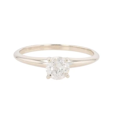 Anillo de compromiso solitario de diamantes de corte redondo de 0,49 quilates de oro blanco de 14 k talla 5,75 Foto 1 de 4