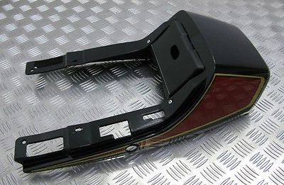 SUZUKI GS450E / GS450S 1982-1983, НОВАЯ ОРИГИНАЛЬНАЯ ЗАДНЯЯ КРЫШКА СИДЕНЬЯ, 45510-44440-019 - Изображение 1 из 4