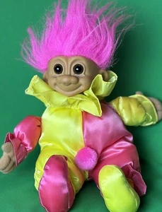 Muñeca Payaso Bufón Troll Russ Berrie Bebé De Colección Peluche 11" Ojos Marrones Pelo Rosa 3604 - Imagen 1 de 11