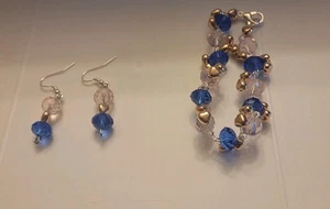 Juego de aretes brazalete con cuentas de vidrio diseño corazón azul rosa artesanal con cierre de lobo - Imagen 1 de 9