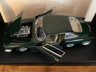 FREE SHIPPING!!  New AUTOart British Racing Green ASTON MARTIN DB5 1/18 - Image 1 of 4