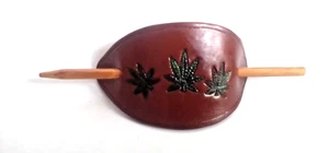 Barrette per capelli 4" x 2" - pelle - sfondo mogano + 3 foglie di cannabis ~[] - Foto 1 di 3