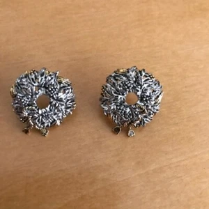 Christmas Wreath Earrings Pierced Open Center Vintage Winter Holiday Nostalgic - Picture 1 of 4