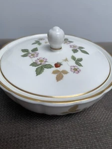 Vintage Wedgwood Wild Strawberry Murray Dish Gold Trim Small Bone China Cottage - Picture 1 of 7