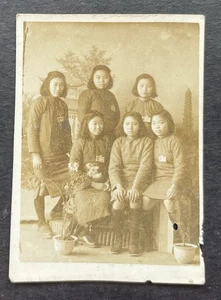 Orig. Foto de estudio chino vintage niña escuela tela insignia China 四川内江 1949 - Imagen 1 de 3