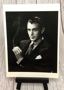 Gary Cooper che tiene la sigaretta - foto pubblicitaria cartolina George Hurrell - Foto 1 di 4