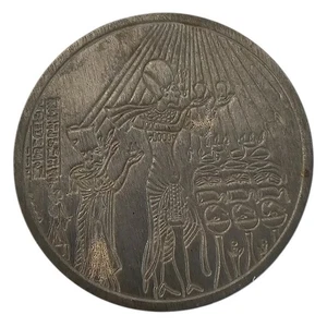 Vintage Egyptian Medallion Pharaoh Akhenaten Wife Nefertiti Paperweight - Picture 1 of 3