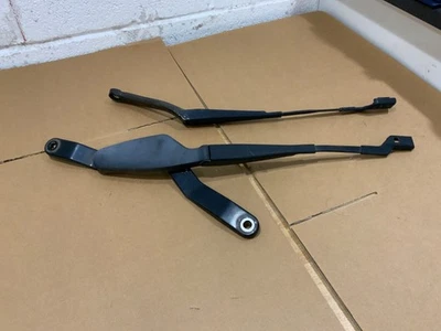 MERCEDES C-CLASS W204 2013 PAIR OF FRONT WINDSCREEN WIPER ARMS LEFT & RIGHT - Image 1 of 4