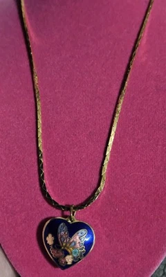 Collar Colgante Mariposa Estilo Cloisonne Cadena Tono Dorado en Forma de Corazón Foto 1 de 3