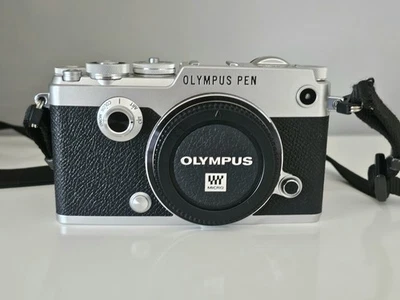 Olympus PEN-F  Gehäuse, silber, mit Zubehörpaket.  7199 Auslösungen,  TOP ! - Bild 1 von 4