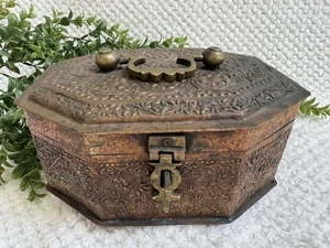 Antigua caja india de nueces/especias de cobre latón paan betel martillada a mano en relieve 5 tapas - Imagen 1 de 24