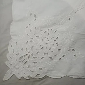 Vintage Tablecloth Beautiful Detail Hand Embroidered White Floral Cutwork Lace - Picture 1 of 10