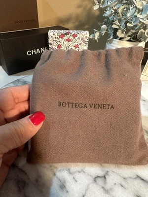 Bolsa antipolvo Bottega Veneta con cordón 5,25”X 5,5” pequeña bolsa marrón topo Foto 1 de 4