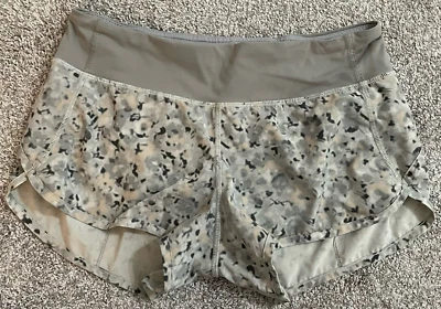 Женские спортивные шорты Lululemon размер 6 скоростей не такие миниатюрные с флером серебристая ложка - Изображение 1 из 4