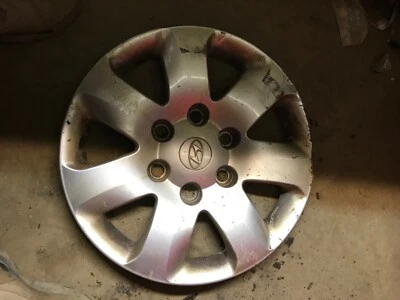 08 09 10 Hyundai Entourage Wheel Hub Cap Cover  - Image 1 of 2