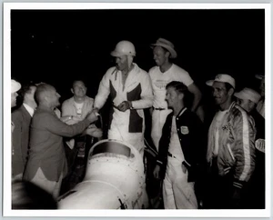 Bryant/Bauer Milwaukee 1956 250 millas 8x10 blanco y negro reproducción en papel fotográfico - Imagen 1 de 3