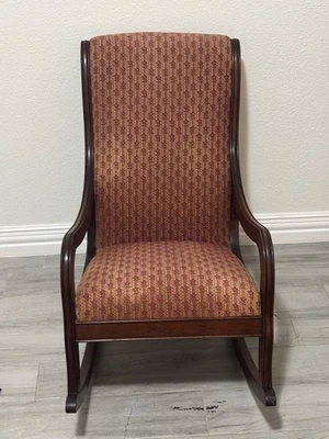 Antigua mecedora infantil victoriana tapizada en caoba con brazos desplazados. Foto 1 de 3